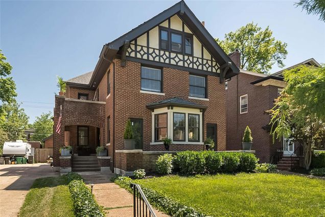 26 Arundel Place St Louis, MO House Sold - Photo 1 of 68. Opens carousel modal