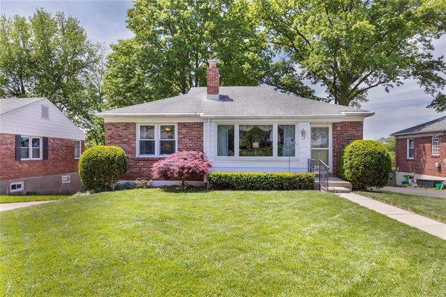 12 Eldorado Court St Louis, MO House Sold - Photo 1 of 25. Opens carousel modal