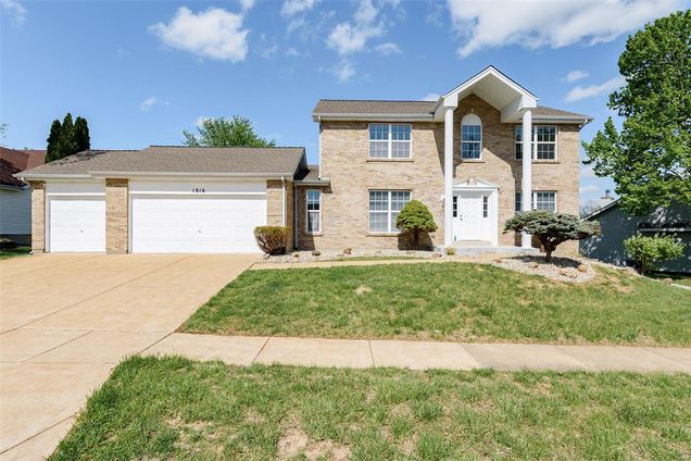 1816 Chateau Du Mont Drive Florissant, MO House Sold - Photo 1 of 31. Opens carousel modal
