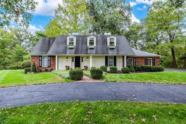 368 Sunway Lane Town and Country, MO House Sold - Photo 1 of 40. Opens carousel modal