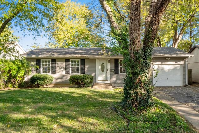 614 W Nixon Drive O'Fallon, IL House Sold - Photo 1 of 25. Opens carousel modal