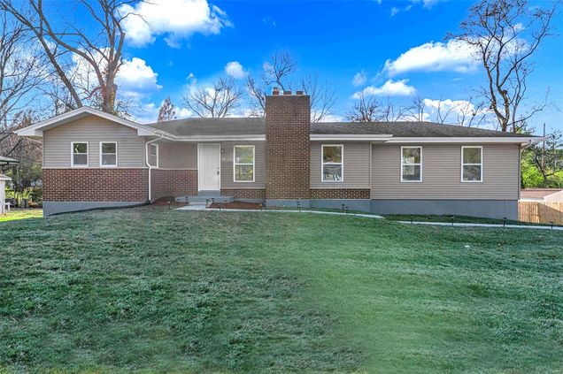 89 Grand Circle Drive Maryland Heights, MO House Sold - Photo 1 of 42. Opens carousel modal