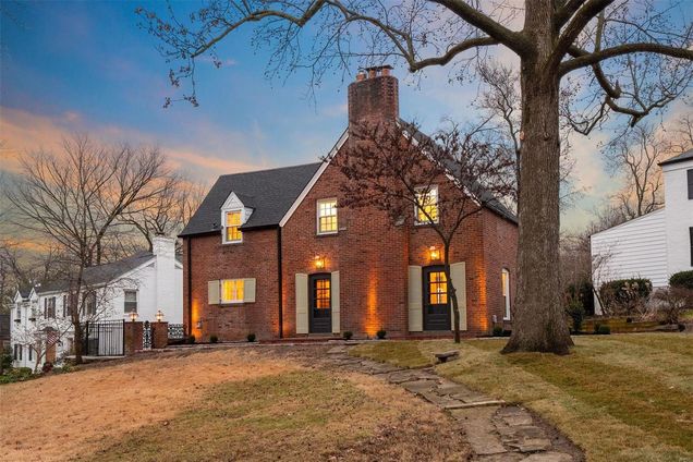 35 Willow Hill Road Ladue, MO House Sold - Photo 1 of 32. Opens carousel modal
