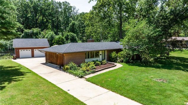 8 Hill N Dale Lane St Louis, MO House Sold - Photo 1 of 32. Opens carousel modal