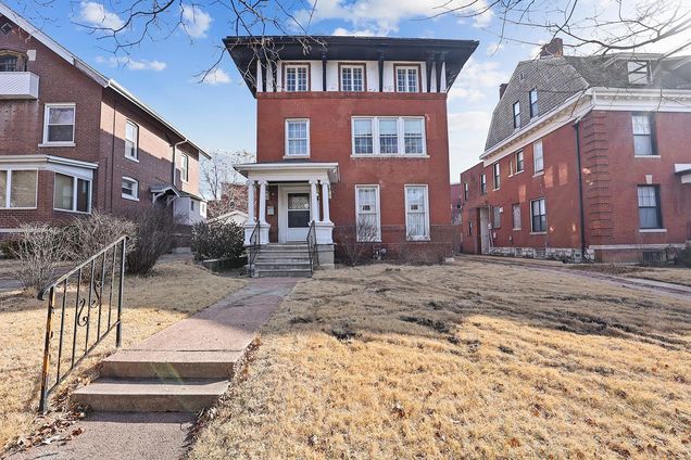 8 Beverly Place St Louis, MO House Sold - Photo 1 of 23. Opens carousel modal