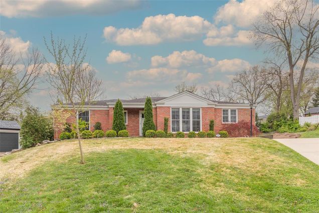 837 Oakbrook Court St Louis, MO House Sold - Photo 1 of 37. Opens carousel modal