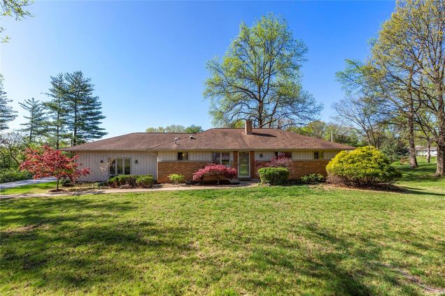 16 Beaver Drive Creve Coeur, MO House Sold - Photo 1 of 31. Opens carousel modal