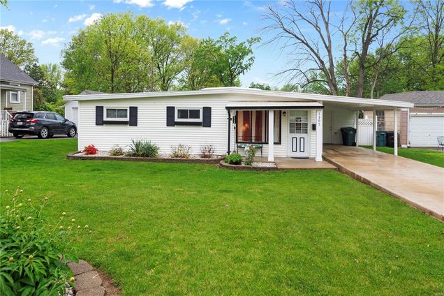 1305 Simmons Avenue St Louis, MO House Sold - Photo 1 of 22. Opens carousel modal