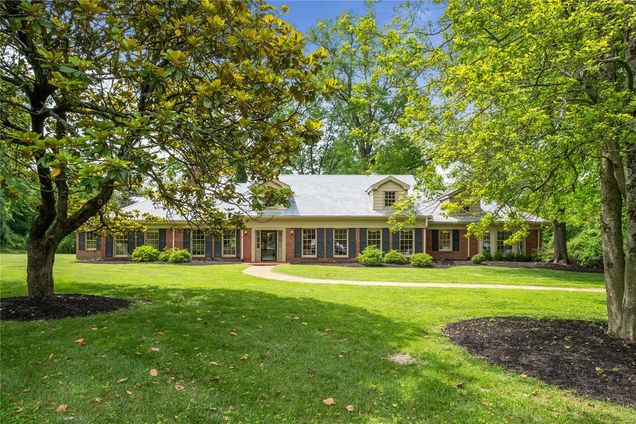 26 Log Cabin Drive Ladue, MO House Sold - Photo 1 of 23. Opens carousel modal