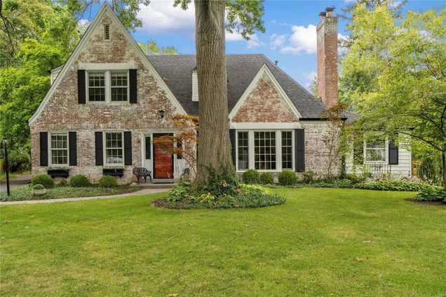 18 Willow Hill Road St Louis, MO House Sold - Photo 1 of 38. Opens carousel modal
