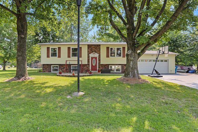 736 Riviera Circle Edwardsville, IL House Sold - Photo 1 of 30. Opens carousel modal