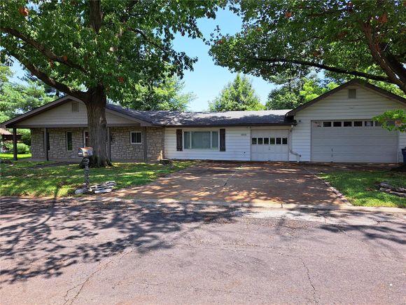 4256 Leonard Drive St Louis, MO House Sold - Photo 1 of 17. Opens carousel modal