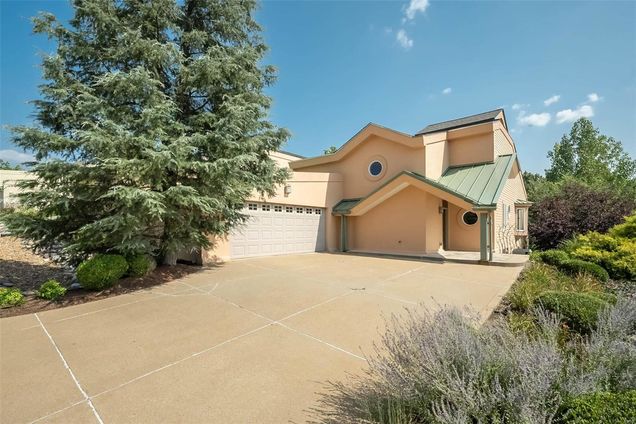 1528 Sommet Place St Louis, MO House Sold - Photo 1 of 47. Opens carousel modal