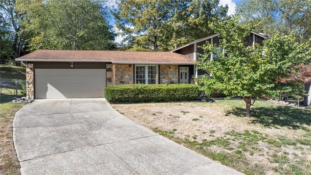 4 Oakshire Court St Peters, MO House Sold - Photo 1 of 37. Opens carousel modal