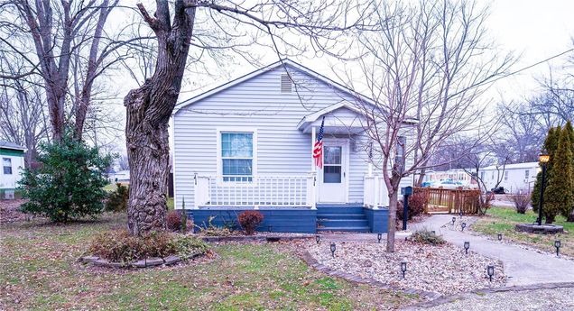 718 W 4th Street Flora, IL House Sold - Photo 1 of 25. Opens carousel modal