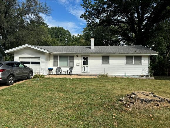 8 Bayview Drive St Louis, MO House Sold - Photo 1 of 15. Opens carousel modal