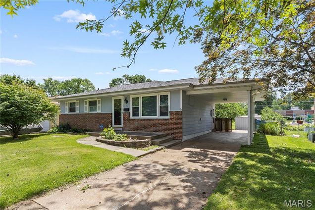 26 Manor Drive Florissant, MO House Active - Photo 1 of 17. Opens carousel modal