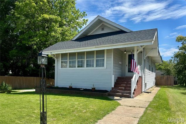 811 Mcpherson Avenue Alton, IL House Active - Photo 1 of 51. Opens carousel modal