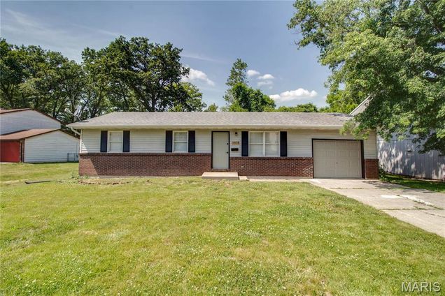 3308 Myrle Street Alton, IL House Active - Photo 1 of 26. Opens carousel modal