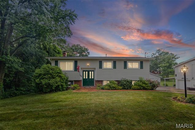 3200 Ridgeway Avenue Godfrey, IL House Contingent - Photo 1 of 45. Opens carousel modal