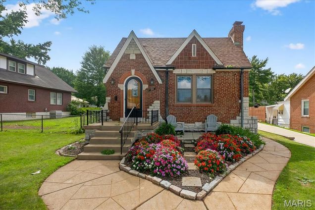 25 Saint Charles Place St Louis, MO House Active - Photo 1 of 60. Opens carousel modal