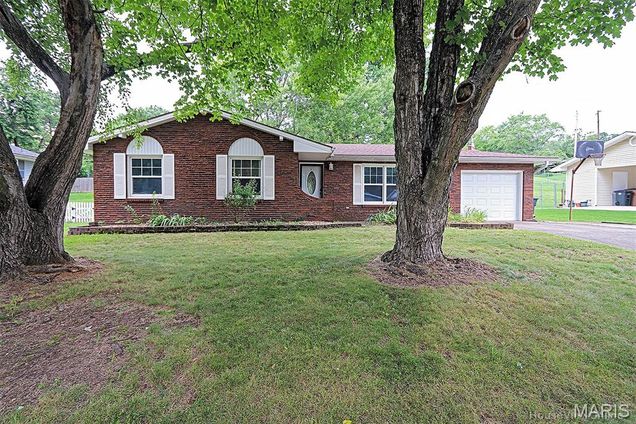 2225 Sherwood Drive Cape Girardeau, MO House Active - Photo 1 of 37. Opens carousel modal
