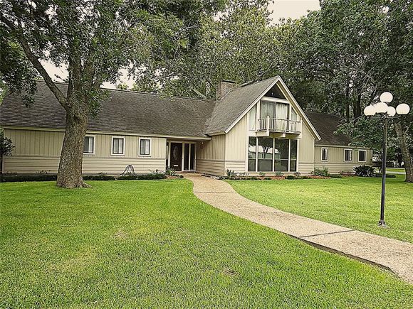130 3rd Avenue Columbus, TX House Active - Photo 1 of 24. Opens carousel modal