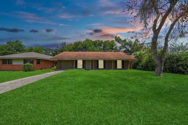 608 Lloyd Lane