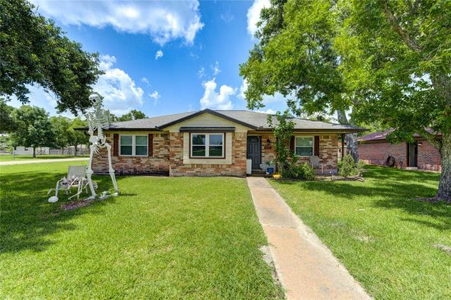 1226 Avenue H Danbury, TX House Active - Photo 1 of 21. Opens carousel modal