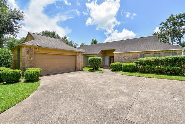 2839 Glenn Lakes Lane Missouri City, TX House Active - Photo 1 of 34. Opens carousel modal