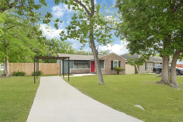 7401 Carrie Lane Deer Park, TX House Active - Photo 1 of 19. Opens carousel modal