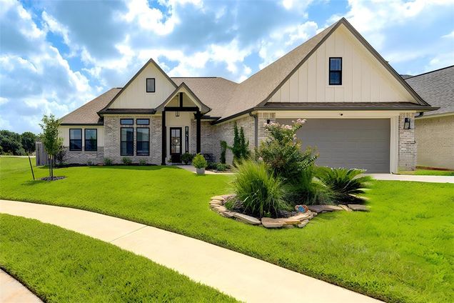 12 Keystone Court Angleton, TX House Active - Photo 1 of 33. Opens carousel modal