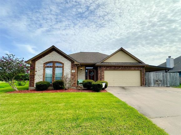 200 Washington Avenue Clute, TX House Active - Photo 1 of 15. Opens carousel modal