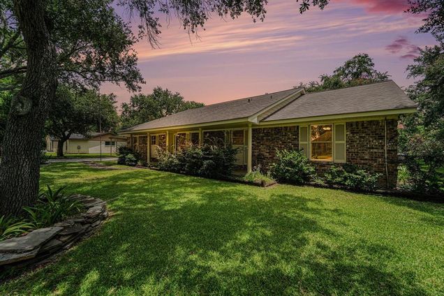 2505 Mary Avenue Pearland, TX House Active - Photo 1 of 33. Opens carousel modal
