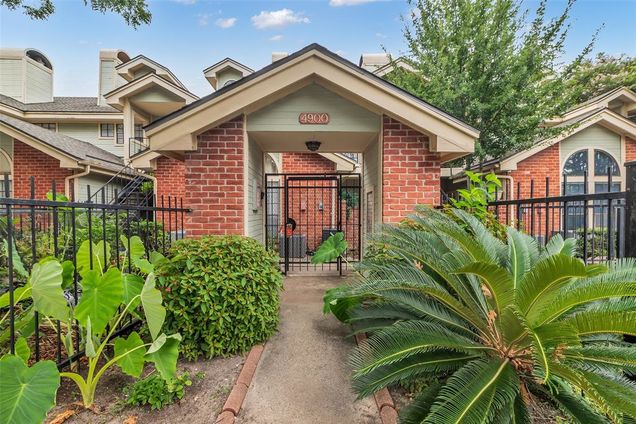 4900 Floyd Street Unit 4 Houston, TX Townhouse Active - Photo 1 of 24. Opens carousel modal