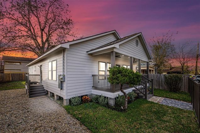 2111 Chapman Street Houston, TX House Active - Photo 1 of 12. Opens carousel modal