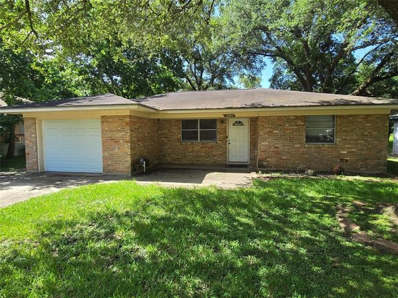 2209 Linwood Lane