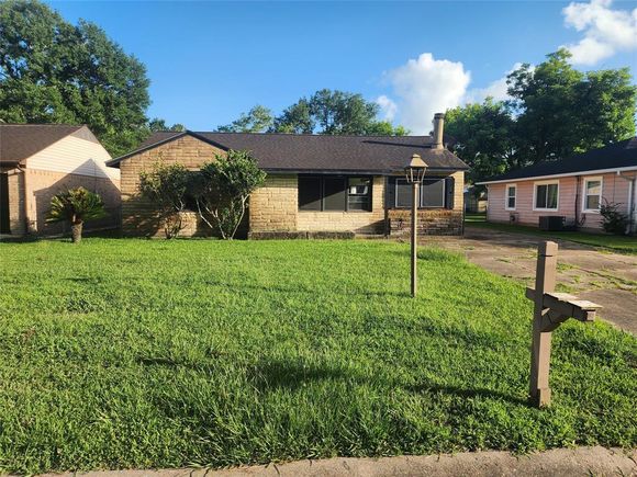920 Nottingham Drive Angleton, TX House Active - Photo 1 of 17. Opens carousel modal