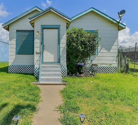 5220 Avenue K Galveston, TX House Active - Photo 1 of 11. Opens carousel modal
