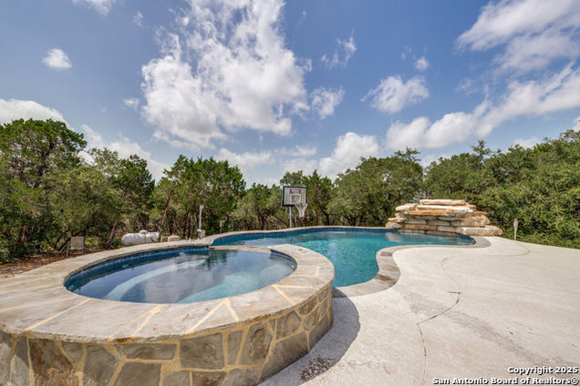 318 Private Road 1712