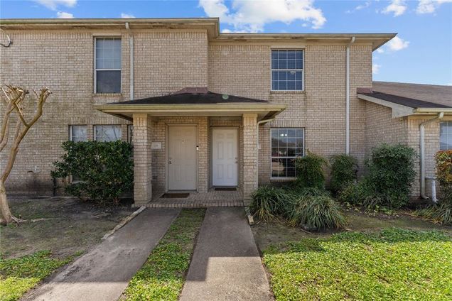 114 Green Isle Avenue Unit 114 Dickinson, TX Townhouse Active - Photo 1 of 22. Opens carousel modal