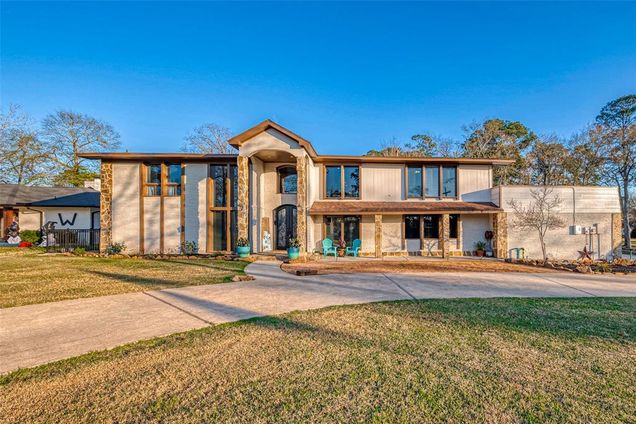 22 Winged Foot Drive Conroe, TX House Active - Photo 1 of 48. Opens carousel modal