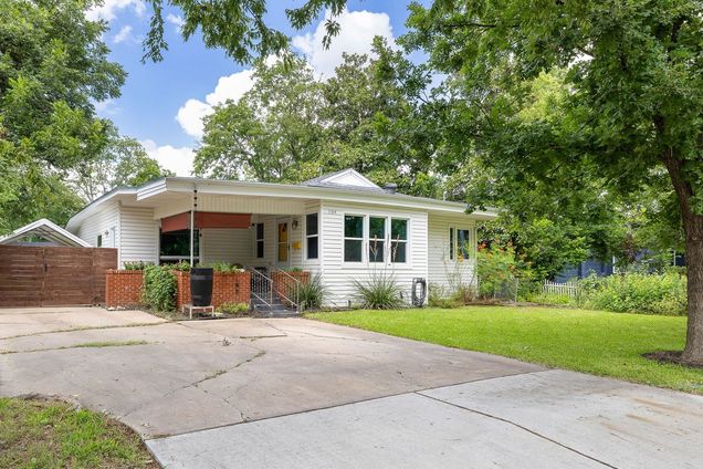 1104 Brentwood St