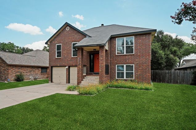 17005 Simsbrook Dr