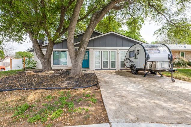 6309 Woodhue Dr