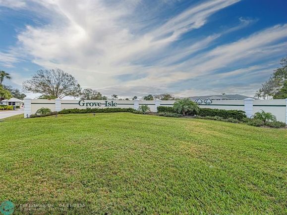 655 W Lake Jasmine Cir