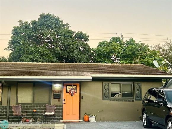 2624 NE 10th Ter Wilton Manors, FL House Active - Photo 1 of 18. Opens carousel modal