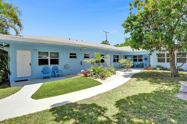2695 SE 1st Ct Unit 2 Pompano Beach, FL House Active - Photo 1 of 24. Opens carousel modal