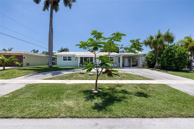 920 SE 16th Ct Deerfield Beach, FL House Active - Photo 1 of 38. Opens carousel modal