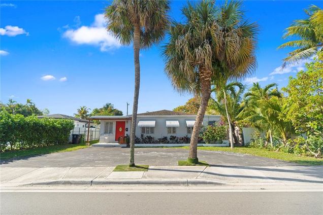 1260 NE 135th St